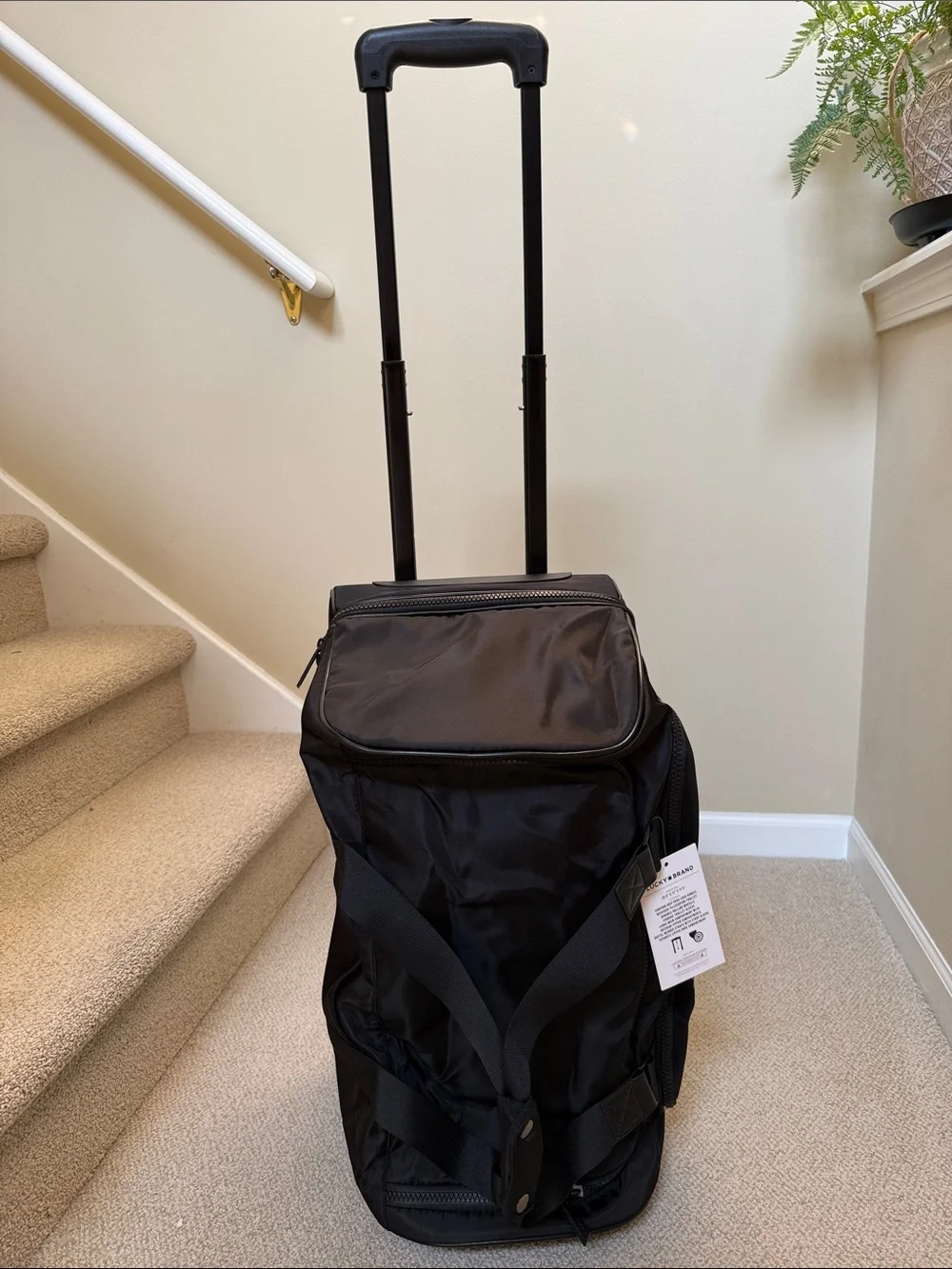 Lucky Brand Black Men's rolling Duffel w/ telescopic handle. Multiple zip areas.